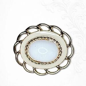 6013gc. Goldtone Cream Enamel Vintage Brooch